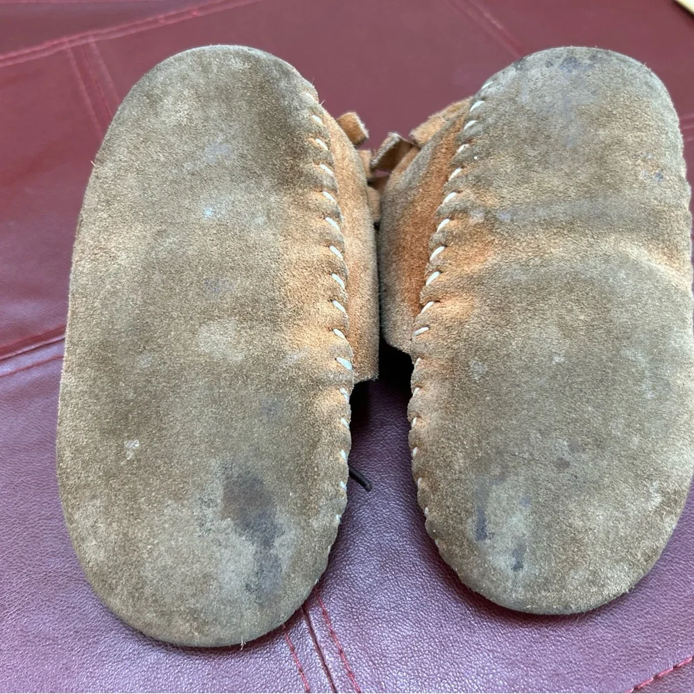 Vintage child’s Indian Moccasins Fringe sides, foam innersole. Size 6.